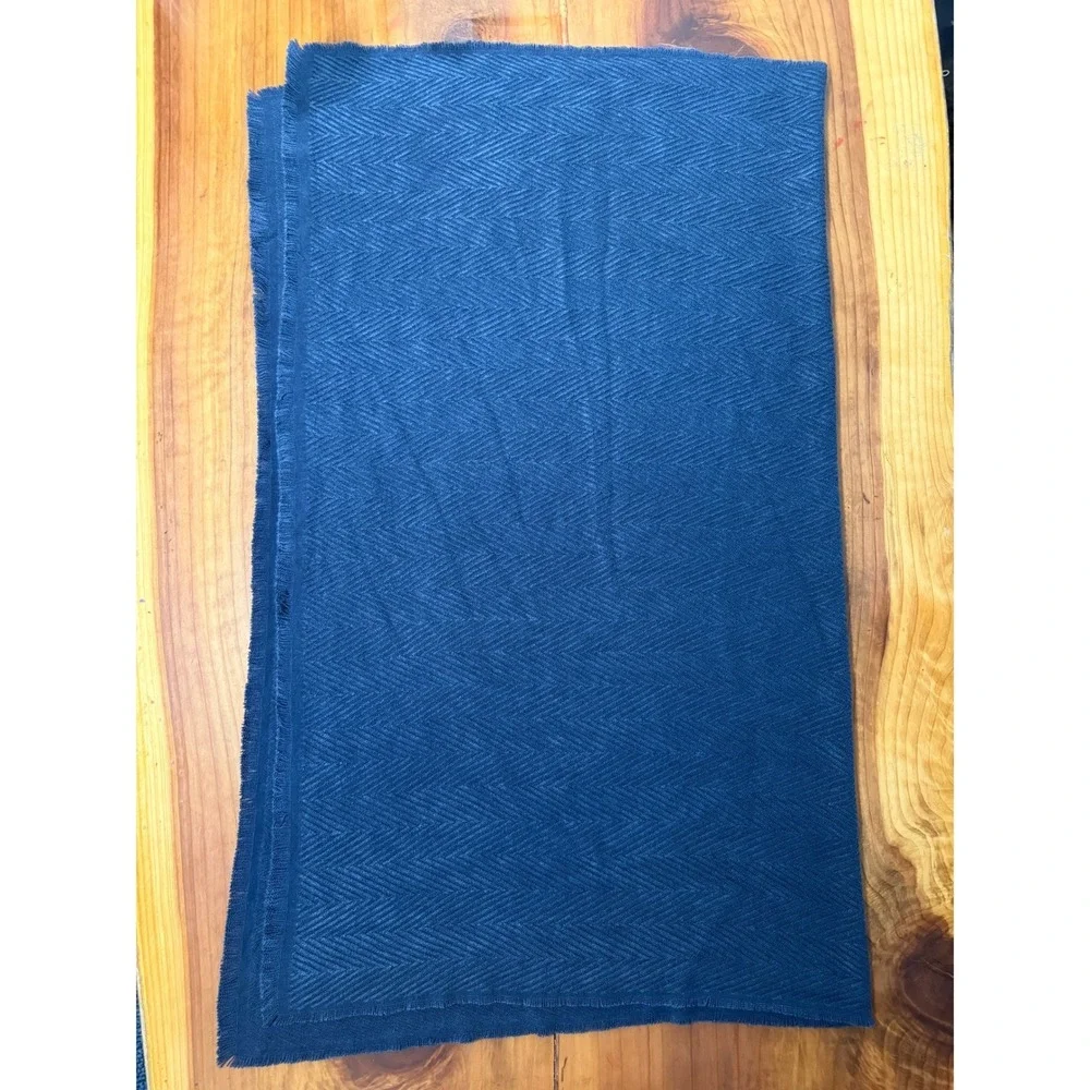 Pottery Barn Herringbone Throw Blanket Soft Comfy Geometric Fringe Navy JJ6